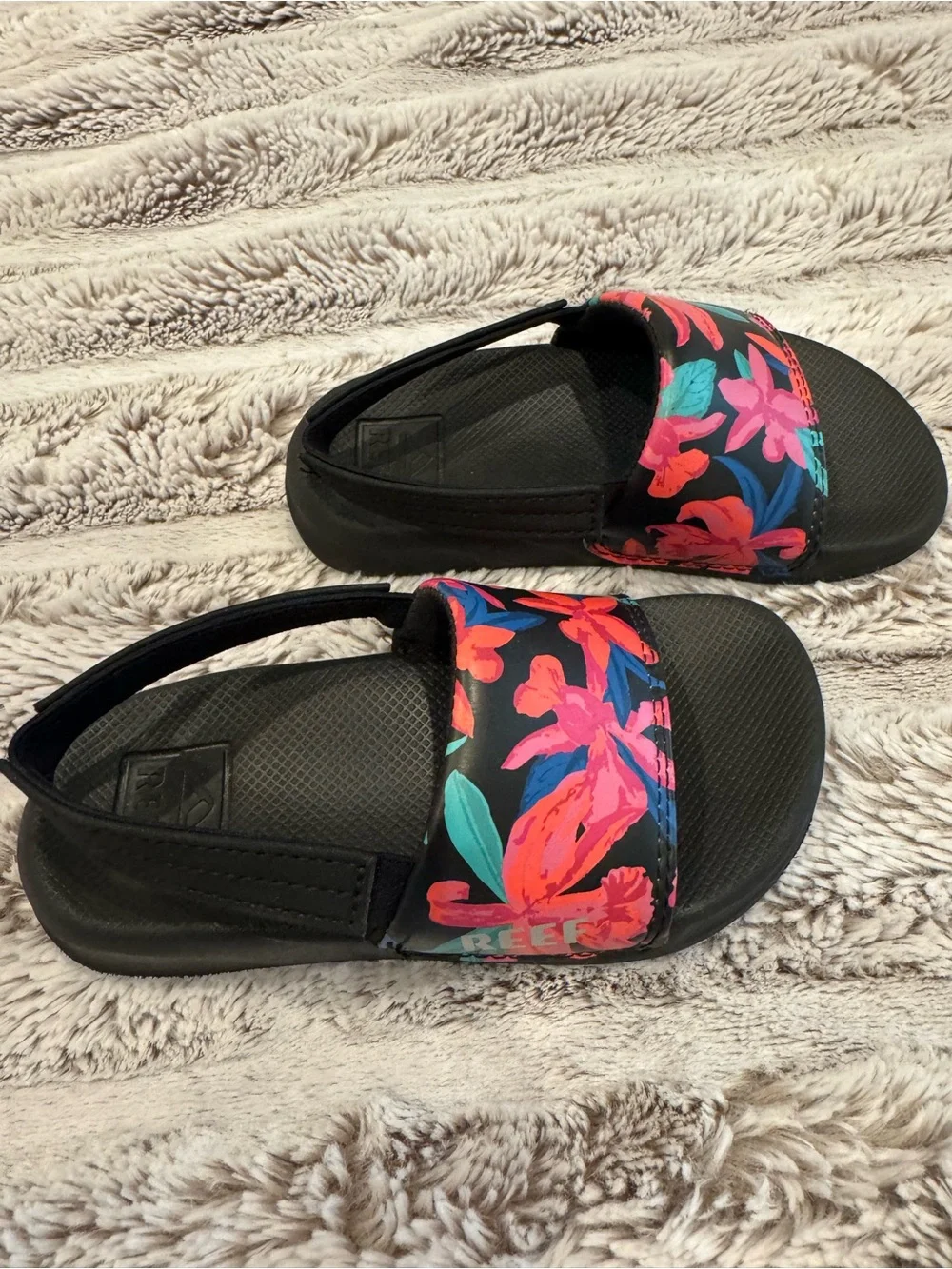 Reef Little Girls Black Floral Slide Sandals With Back Strap Size 10
